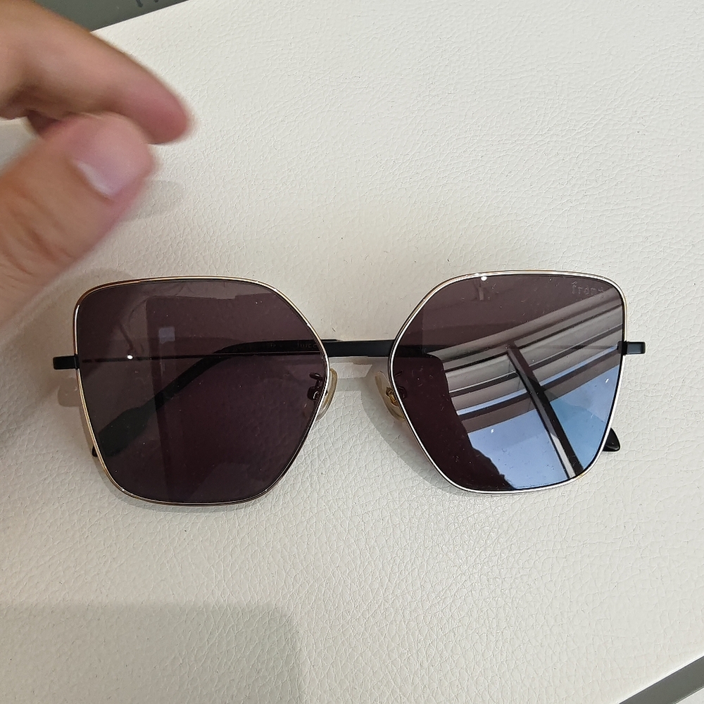Geometric Black and Gold Sunglasses with Sleek Design